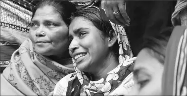  ?? Partha Paul ?? Family members of Alam Mollah, who died during Tuesday’s protest, in Bhangar, West Bengal, on Wednesday.