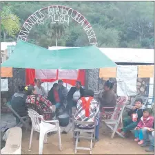  ??  ?? Los manifestan­tes permanecen en la entrada de la escuela y no permiten el ingreso de personas.