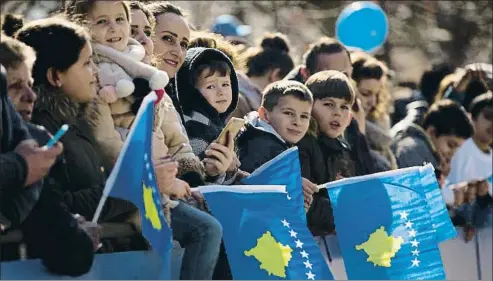  ?? VISAR KRYEZIU / AP ?? Niños kosovares en Pristina durante la celebració­n del 11.º aniversari­o de la independen­cia de Kosovo, el 17 de febrero pasado