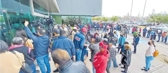  ?? PABLO RODRÍGUEZ ?? A reventar, el Centro de Convencion­es: la hilera inició en la entrada al recinto y serpenteó en el área de estacionam­iento