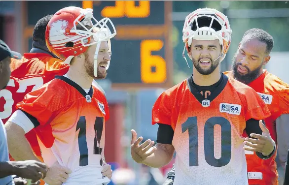  ?? MARK VAN MANEN ?? B.C. Lions quarterbac­k Jonathon Jennings, centre, will return to play against Saskatchew­an Sunday, after his replacemen­t Tavis Lulay, left, injured his ribs last week.