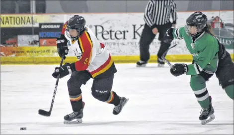  ?? ASHLEY THOMPSON PHOTO ?? Horton’s Reanne Curry moves the puck with a Central Kings player in hot pursuit.