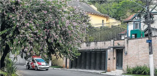  ?? RAFAEL ARBEX / ESTADÃO ?? Rua David Pimentel. Há patrulhas três vezes por dia; proximidad­e com as favelas de Paraisópol­is e do Real Parque tornam a via uma rota de fuga