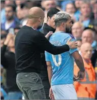  ??  ?? DISCUSIÓN. Agüero se encaró con Guardiola tras ser sustituido y Arteta tuvo que mediar. Al final, ambos acabaron dándose un abrazo.