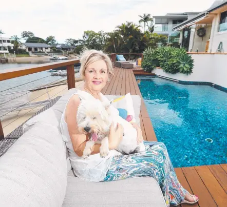  ?? Picture: RICHARD GOSLING ?? Joanne Wheeler with her dog Jessie at her Bundall home, which is on the market for $1.49 million.