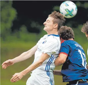  ?? FOTO: VOLKER STROHMAIER ?? Der SV Baustetten, hier mit Christian Bucher, empfängt am Mittwoch im Bezirkspok­al Titelverte­idiger SV Sulmetinge­n.