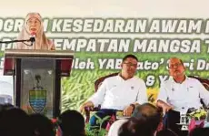  ??  ?? DR Wan Azizah berucap pada Program Kesedaran Awam Pengurusan Bencana dan Majlis Penyerahan 18 Unit Gerai di Penempatan Mangsa Tsunami Kuala Muda.