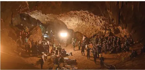  ?? FOTO: SUWANRUMPH­A/AFP ?? Soldaten, Roboter, Geologen und mehr: Für die Rettungsak­tion in der Höhle im Norden Thailands setzte die Regierung alle Hebel in Bewegung.