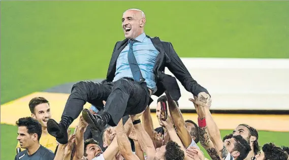  ?? FOTO: EFE ?? Los jugadores del Sevilla mantearon al director deportivo, Monchi, tras conquistar la sexta Europa League de su historia ante el Inter de Milán