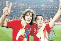  ?? MD ?? Una pareja de jugadores históricos: Carles Puyol y Xavi Hernández tras recibir la medalla que les acredita como campeones del mundo