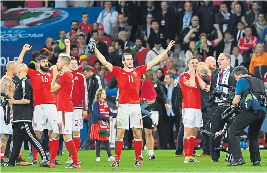  ?? AFP ?? Gareth Bale feiert die nächste große EM-Überraschu­ng: Wales besiegt Belgien und steht im Halbfinale.