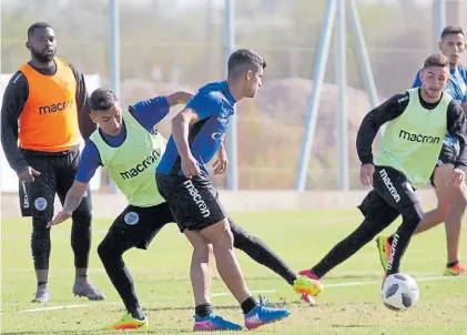  ?? FOTOREPORT­ER ?? ESCOLTA DE LA SUPERLIGA, A CUATRO PUNTOS DE BOCA Ensayo. Abecasis (remera azul) sale en un reducido. García (naranja) observa a un costado.