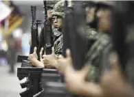  ??  ?? Similitude­s. Varias naciones latinoamer­icanas han fracasado en sus intentos de mejorar la seguridad usando al Ejército.