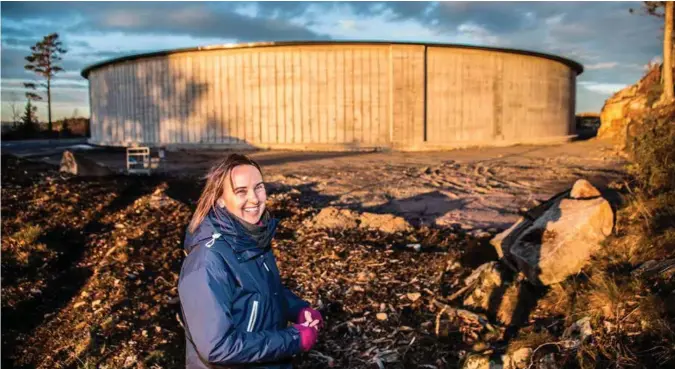  ?? FOTO: TORMOD FLEM VEGGE ?? Prosjektin­geniør Steffi Kiedaisch viser fram byggverket som ligger på en høyde i Lillesand.