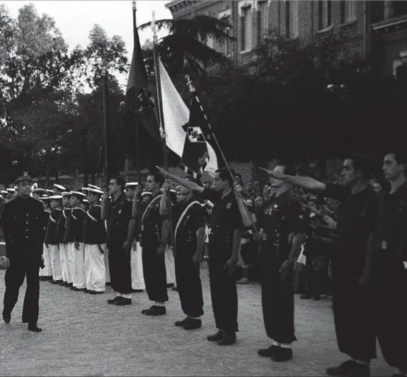  ?? ?? PASANDO REVISTA. Heinrich Himmler ante una Centuria de Falange y de las juventudes hitleriana­s en el paseo de la Castellana de Madrid en 1940.