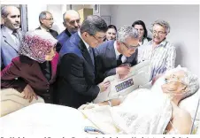  ??  ?? De Maiziere und Premier Davutoglu bei einem Verletzten im Spital