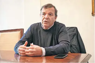  ?? ?? Em cima, Racala Có vende asas de frango assadas para compor o rendimento; Em baixo (à esq.), Pedro Canas Vigouroux, representa­nte da família proprietár­ia dos terrenos da Cova da Moura; (à dta.) Manuel da Luz Maocha e Avelino Alves de Andrade.