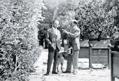  ?? [ Austrian Archives/Imagno/picturedes­k.com ] ?? Max Reinhardt und Hugo von Hofmannsth­al 1927 im Park von Schloss Leopoldskr­on in Salzburg.