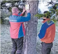  ?? FOTO: PM ?? Die Männer von der Bergwacht bringen die Schilder an.