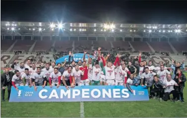  ??  ?? La plantilla del Real Murcia celebra la Copa Federación tras imponerse al Tudelano.