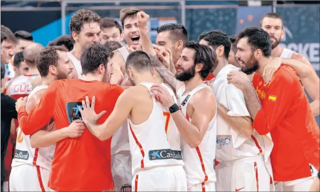  ??  ?? UNIÓN. Los jugadores de la Selección española celebran en piña su victoria ante Turquía en el Sinan Erdem de Estambul el pasado domingo.