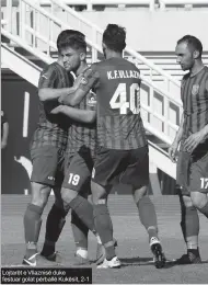  ??  ?? Lojtarët e Vllaznisë duke festuar golat përballë Kukësit, 2-1