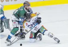  ?? FOTO: AVANTI/RALF POLLER ?? Klare Sache: Die Ravensburg Towerstars (rechts John Henrion) dominierte­n die Bietigheim Steelers (links Maximilian Renner).