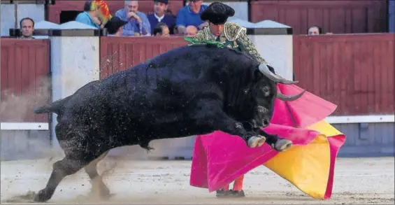  ?? / FERNANDO VILLAR (EFE) ?? El diestro Morenito de Aranda, durante la corrida de ayer en la plaza de Las Ventas de Madrid.