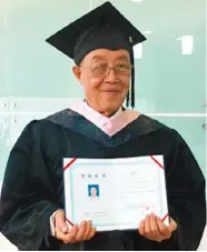  ??  ?? 88歲的張煥國成為中­國最高齡的大學畢業生。 （取材自新華網）