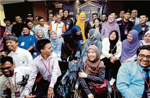  ?? FOTO KHAIRUL AZHAR ?? DR Siti Mariah (tengah) bersama peserta.