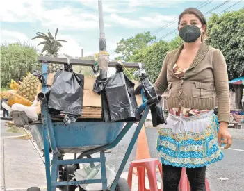 ??  ?? Katerin Valeria, quien vende frutas en San Salvador, dice que se enteró del caso de su compatriot­a Victoria, quien murió en México a causa de la brutalidad policiaca, y pese a ello asegura que está pensando seriamente en dejar su país.