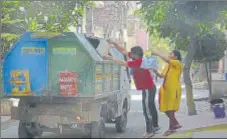  ?? SAKIB ALI /HT PHOTO ?? People throw waste in a garbage collection vehicle, in Ghaziabad on Thursday.