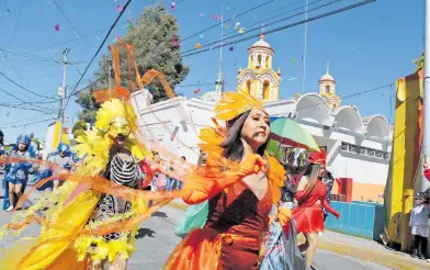  ?? ?? Las comparsas llenaron de colorido y algarabía las calles de la comunidad