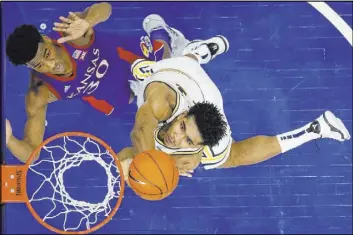  ?? Matt Slocum The Associated Press ?? Villanova forward Jermaine Samuels goes to the basket against Kansas guard Ochai Agbaji in the second half of the Wildcats’ 56-55 win Saturday at Wells Fargo Center.