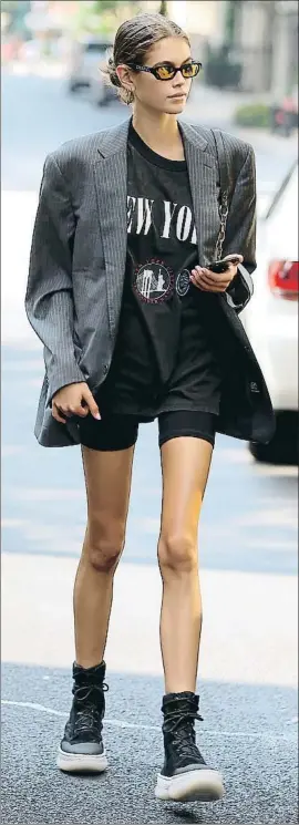  ??  ?? Kaia Gerber paseaba con este look a principios de semana