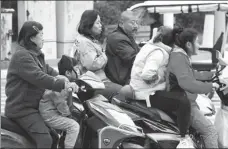  ?? GAO XINSHENG / FOR CHINA DAILY ?? People don winter clothes in Xinjiang county, Shanxi province, on Tuesday, when the temperatur­e dropped below 10 C.