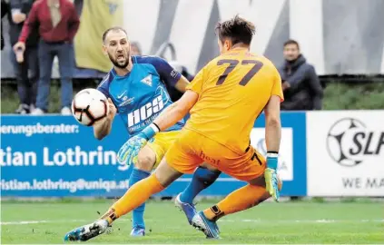  ?? BILD: SN/KRUG ?? SAK-Stürmer Mersudin Jukic (l.) konnte Austria-Goalie Stefan Nöhmer zwei Mal bezwingen.