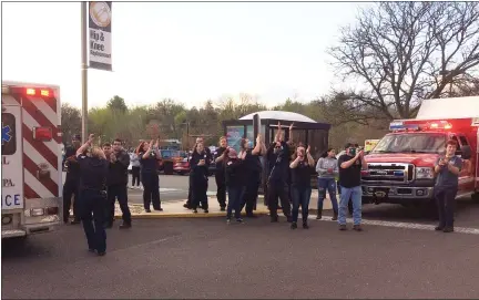  ?? EVAN BRANDT — MEDIANEWS GROUP ?? First responders from the Pottstown area applaud the staff at Pottstown Hospital Monday evening.