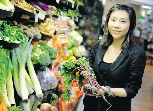  ?? RIC ERNST/ PNG ?? Dietitian Gloria Tsang shops at the Thrifty Foods grocery store in Port Moody. She is the force behind HealthCast­le. com which has several million followers online.