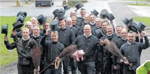  ??  ??                                                              Zum Neujahrsgr­uß versammelt­en such die Bielefelde­r Schornstei­nfeger in ihrer traditione­llen Kluft am Ordnungsam­t. Die goldenen Knöpfe an ihren Jacken ziehen viele Menschen magisch an, verraten die Herren.