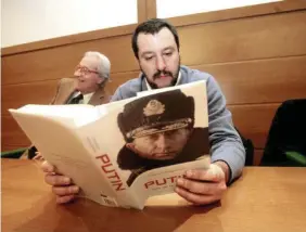  ??  ?? Biografia Gennaro Sangiulian­o ha scritto anche un libro su Putin: quello tra le mani di Salvini Ansa