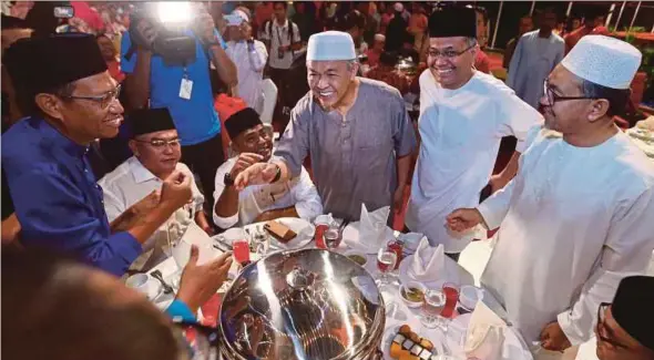  ?? PIC BY MOHAMAD SHAHRIL BADRI SAALI ?? Umno vice-president Datuk Seri Dr Ahmad Zahid Hamidi greeting the party’s Supreme Council members at a breaking-of-fast event at Menara Dato Onn at Putra World Trade Centre, Kuala Lumpur, yesterday.