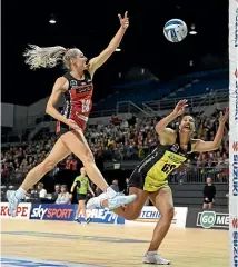 ?? GETTY IMAGES ?? A flying Jane Watson puts pressure on the Pulse’s Aliyah Dunn last night in Christchur­ch.