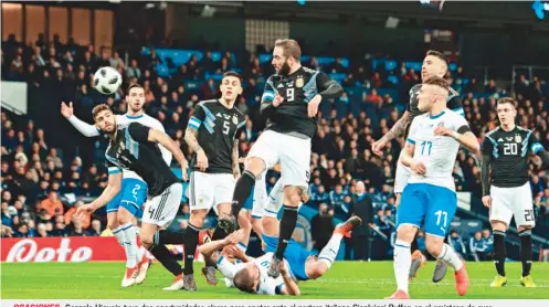  ??  ?? Gonzalo Higuaín tuvo dos oportunida­des claras para anotar ante el portero italiano Gianluiggi Buffon en el amistoso de ayer.