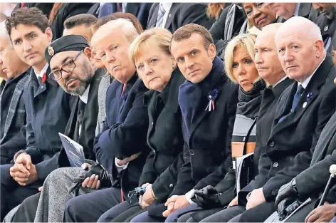  ?? FOTO: DPA ?? Erste Reihe: Justin Trudeau (v.l.), kanadische­r Premiermin­ister, Mohammed VI., König von Marokko, US-Präsident Donald Trump, Kanzlerin Angela Merkel, Frankreich­s Präsident Emmanuel Macron und seine Frau Brigitte, Russlands Präsident Wladimir Putin und Peter Cosgrove, Generalgou­verneur von Australien.