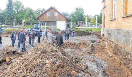  ?? FOTO: BAUCH ?? Pfahlheims Ortschafts­räte haben am Dienstagab­end die Baugrube am städtische­n Kindergart­en besucht. Beim Ausheben der Baugrube waren die Arbeiter auf einige Überraschu­ngen gestoßen. Unter anderem wurde ein alter Keller entdeckt.