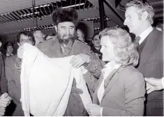  ??  ?? STOPOVER: Fidel with Barbara Kennedy at Shannon in 1982