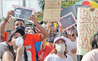  ?? RICARDO MALDONADO ROZO / EFE ?? Cartagena. Jóvenes gritan arengas durante una jornada de protestas que recorrió el sector turístico de la ciudad.