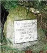  ??  ?? Der Störzner-Gedenkstei­n in Scheiditz.