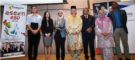  ??  ?? (From left) Liang Jian Zhang, Christina Chan Sook Yuen, Nur Farhana, Internatio­nal Trade and Industry Minister Datuk Sri Mustapa Mohamed, Miti secretary-general Datuk Seri Jayasiri Jayasena, TalentCorp chief executive officer Shareen Shariza Datuk...